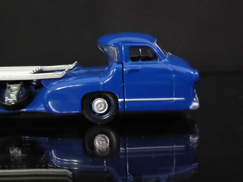 Illustration for article titled Hot Sixty 4th: Two Mercedes Blue